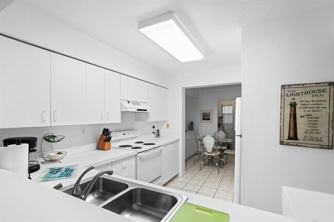 Building Photo - 6093 Bahia Del Mar Cir N