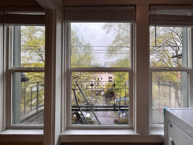Building Photo - Vintage Charm - Top Floor NW Studio!