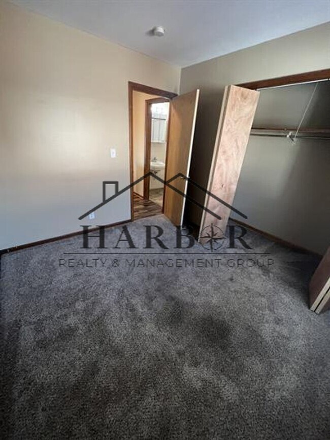 Building Photo - Cozy 2 Bed, 1 Bath – Perfect for Roommates...