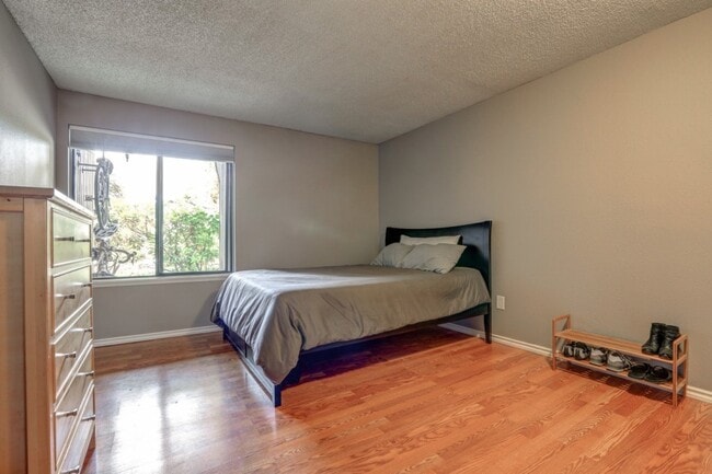 Building Photo - Downtown Redmond, 2 Bed Condo unit