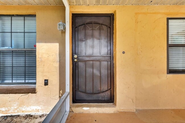 Building Photo - 2/2 Duplex in Umatilla w/ Private Fenced Yard & Dual Screened Patios!