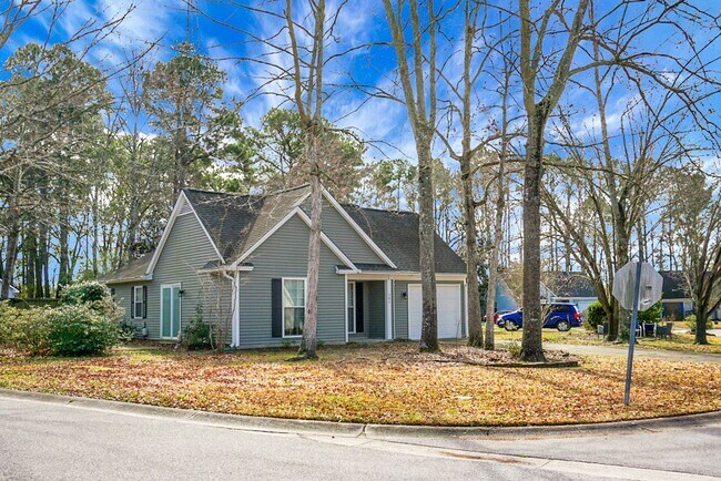 Building Photo - Charming 3 Bedroom 2 bathroom ready for you to call home!