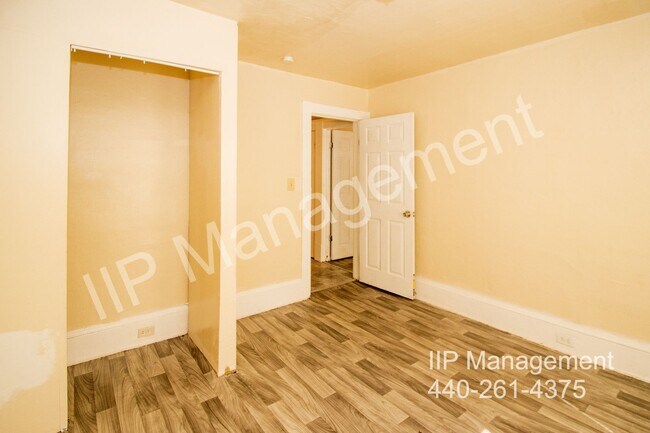 Building Photo - 2142 W 105th St