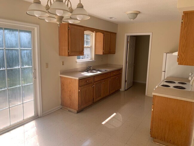 Building Photo - City Home located in Quiet Community