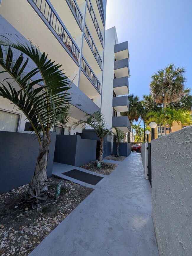 Building Photo - 2715 Tigertail Ave