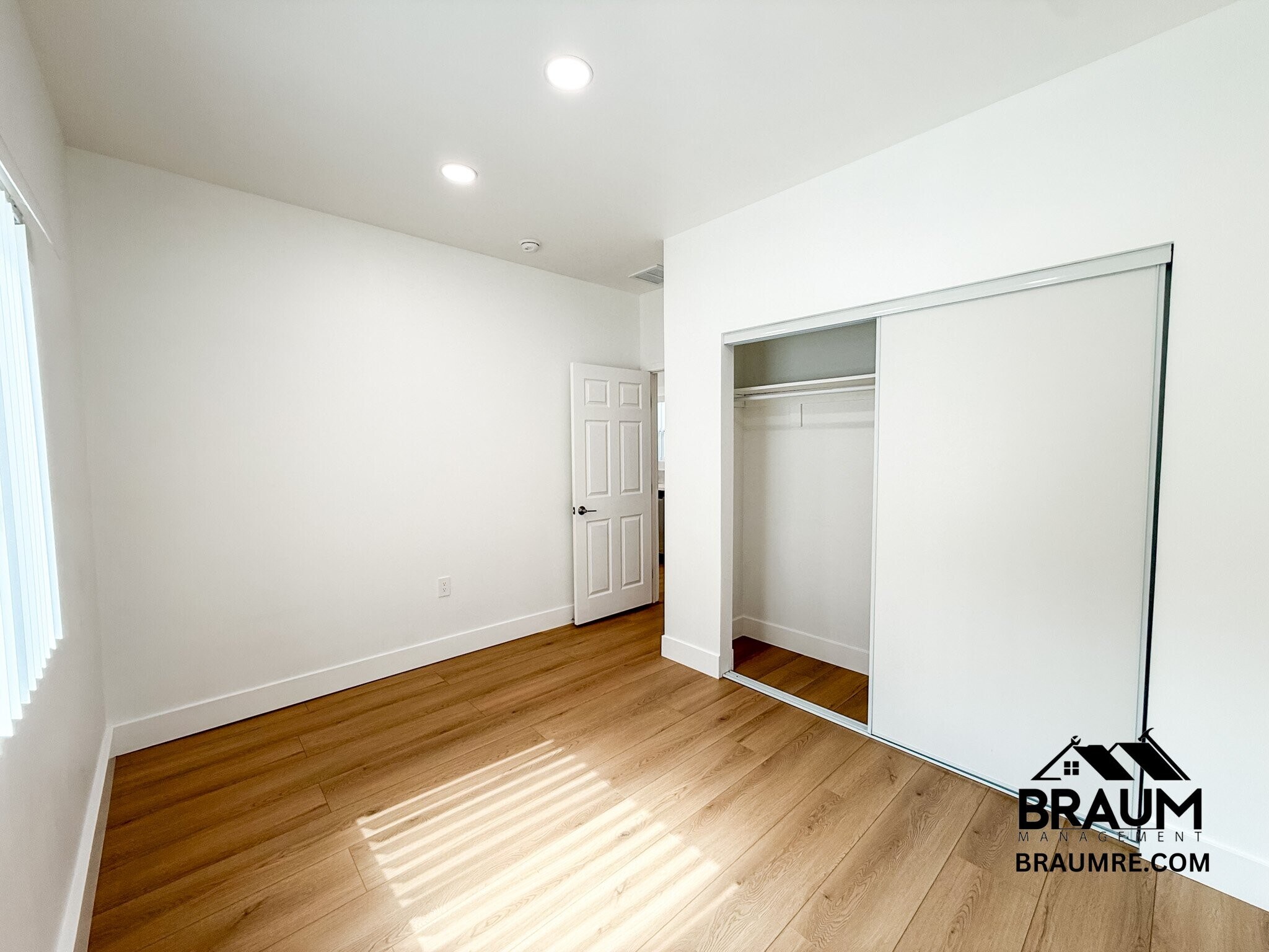 Building Photo - 1109 La Peer Dr