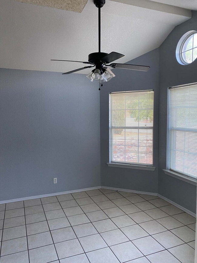 Building Photo - 1445 Plaza Verde Dr