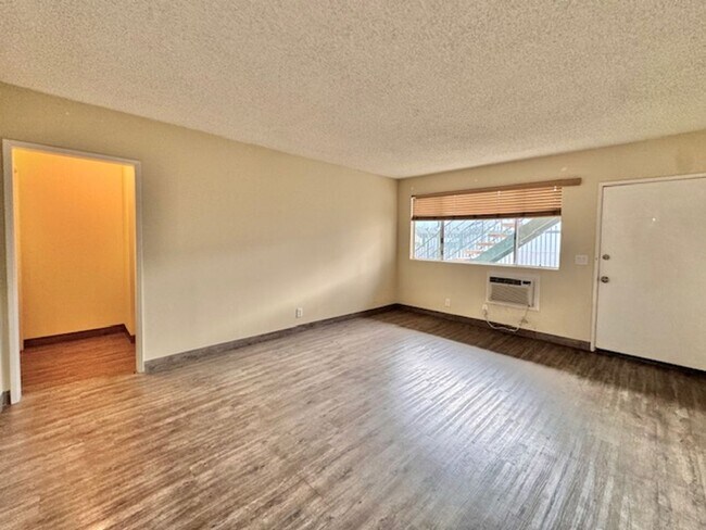Building Photo - Downstairs, One Bedroom Apartment located ...