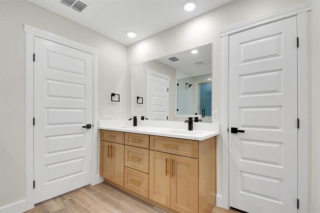 Building Photo - 346 Nene Ln