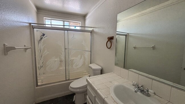Building Photo - Quaint Three Bedroom, Two Bathroom Home!