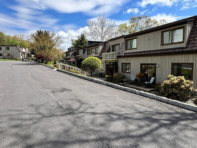 Building Photo - 10 Sycamore Dr