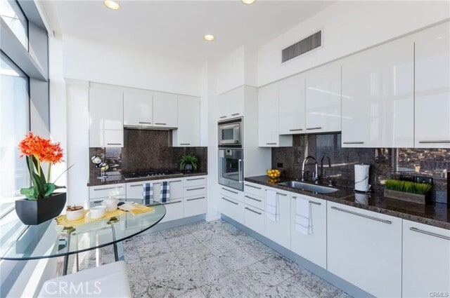 Building Photo - 900 W Olympic Blvd