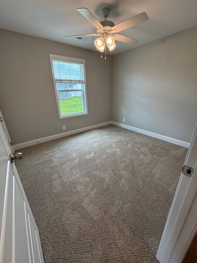 Building Photo - 4 Bedroom 2 1/2 Bath Pet Friendly Home For Rent Near Post!