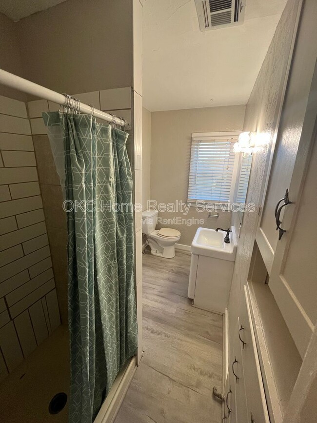 Building Photo - 116 W Beech St