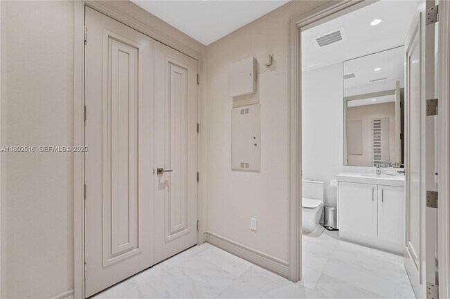 Building Photo - 17901 Collins Ave