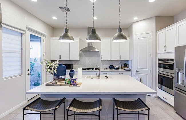 Building Photo - One Story Model Home