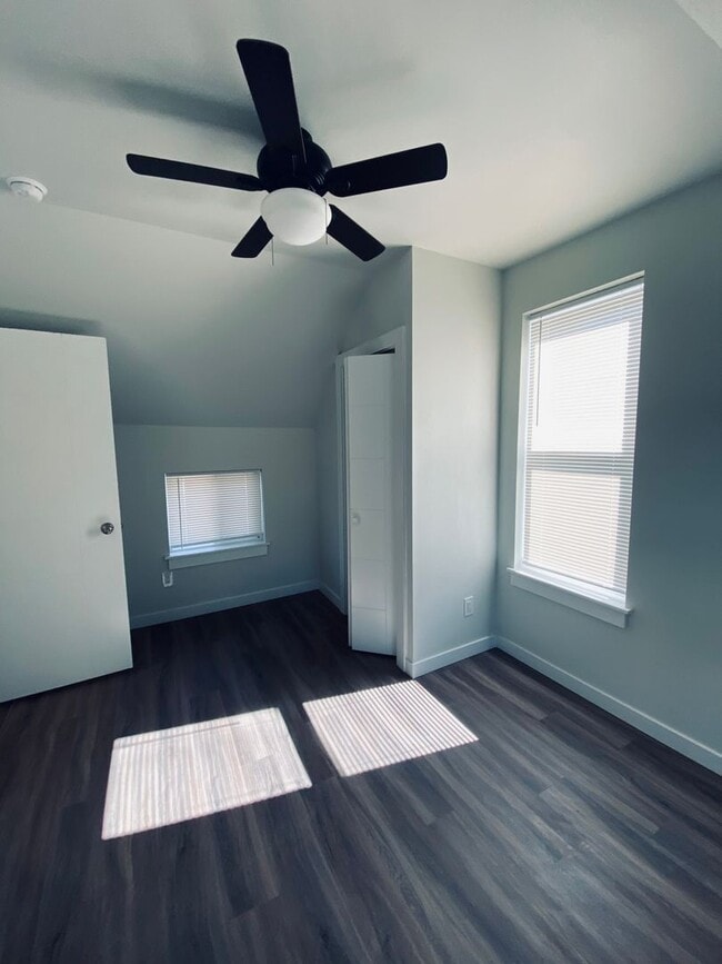 Building Photo - Newly Renovated Everett Apartment