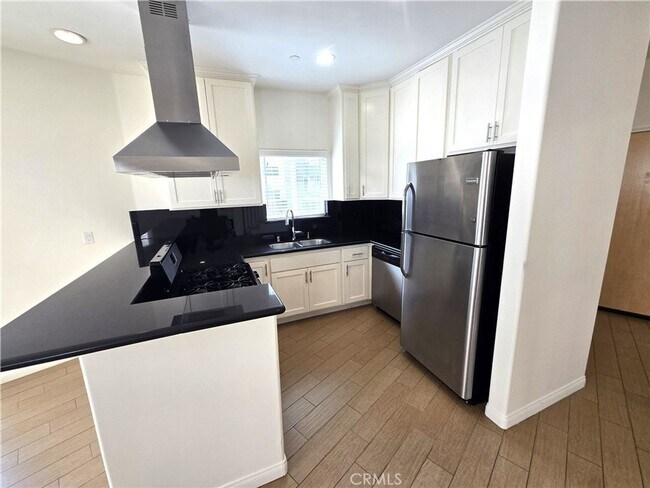 Building Photo - Spacious 2BR Condo in Los Angeles