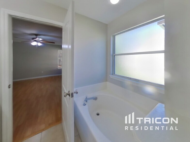 Building Photo - 2492 Bentwater Dr W