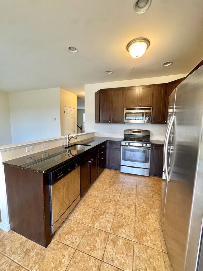 Building Photo - PARKLAND SCHOOLS! THREE BEDROOM TOWNHOME