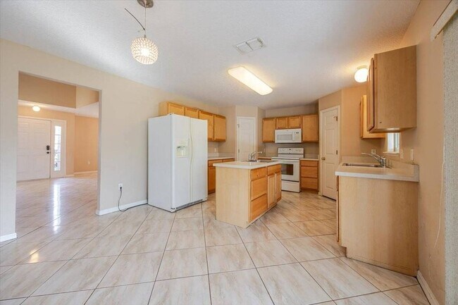 Building Photo - 163 Jocelyn Dr