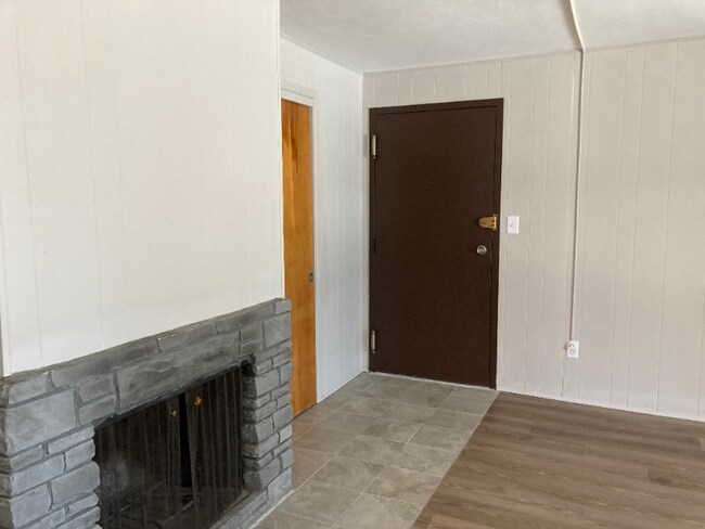 Building Photo - 5599 Thompson Rd
