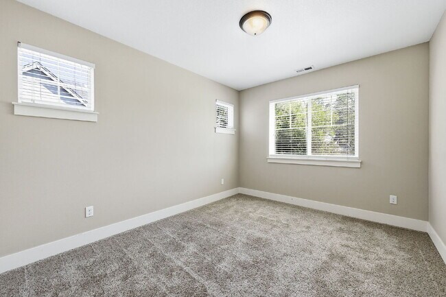Building Photo - 3 Bed, 2.5 Bath Townhome Centrally Located– Bend, OR