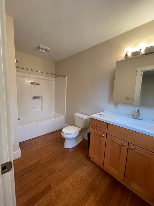 Building Photo - 524 7th Ave