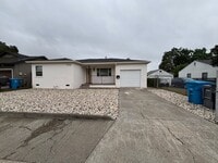 Building Photo - Beautiful newly renovated home