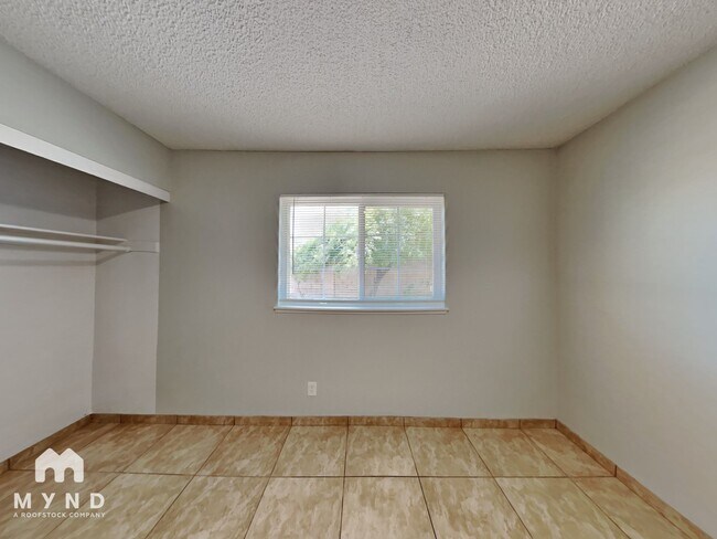 Building Photo - 320 Palo Verde Dr