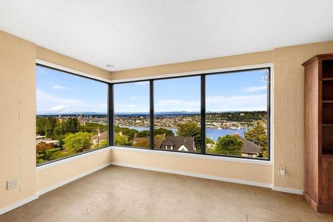 Building Photo - Gorgeous Top Floor Penthouse Unit in East ...