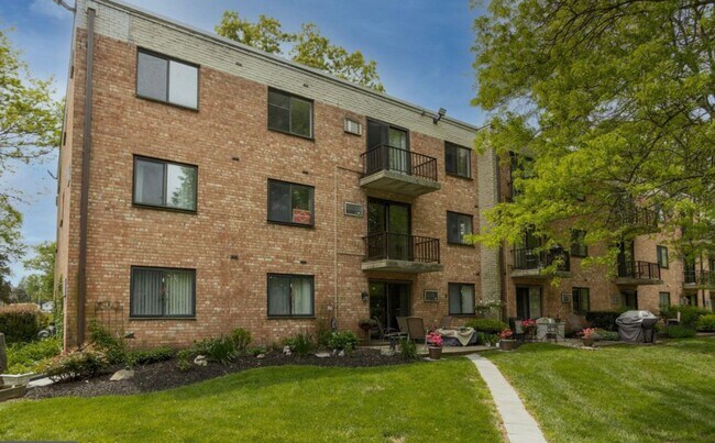 Building Photo - Remodeled Meadowood Condo Unit  3 beds 2 full baths (heat, water, sewer included great value)