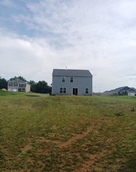 Building Photo - 271 Lilys Pl