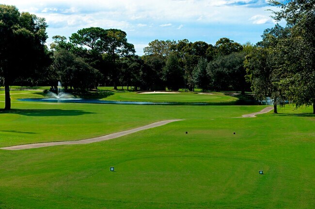 Building Photo - Brentwood Townhome with Social Membership