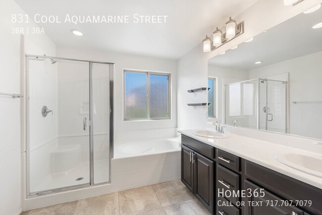 Building Photo - Beautiful 2 Story 3 Bed 2.5 Bath home in t...