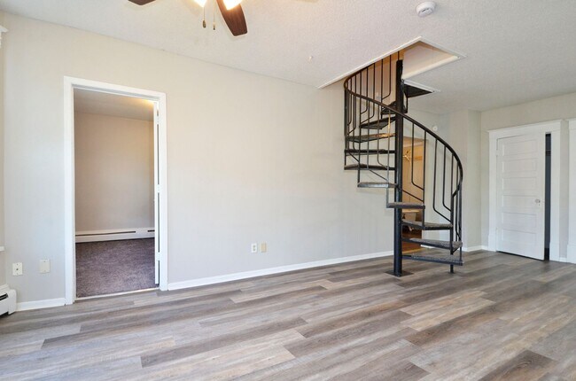 Building Photo - 61 Delos St W
