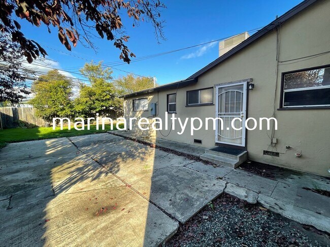 Building Photo - 4 Bedroom 2 Bath Single Family Home