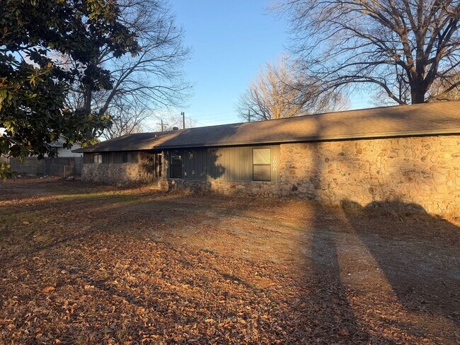 Building Photo - 3000 Springhill Rd