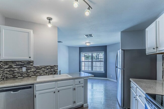 Building Photo - 9411 Valley Moss