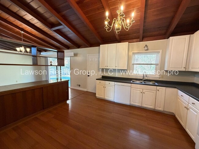 Building Photo - Beautiful Mid Century Modern Grandin Road Home