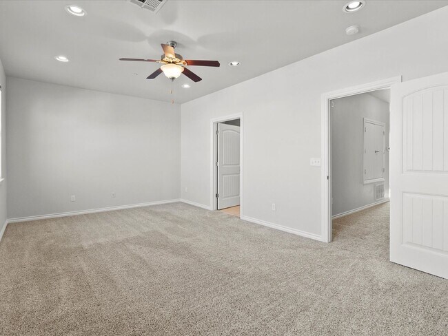 Building Photo - 475 S Fretz Ave