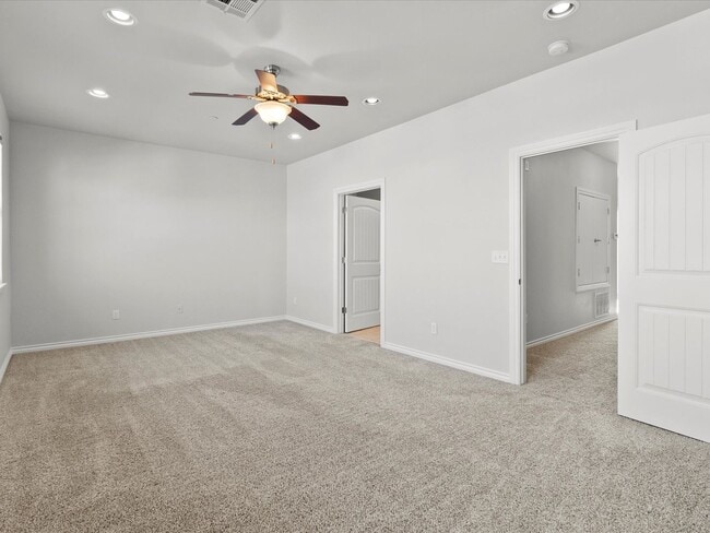 Building Photo - Gorgeous newer 2br 2.5ba Townhome!!