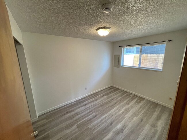 Building Photo - 2021 Thompson Ave