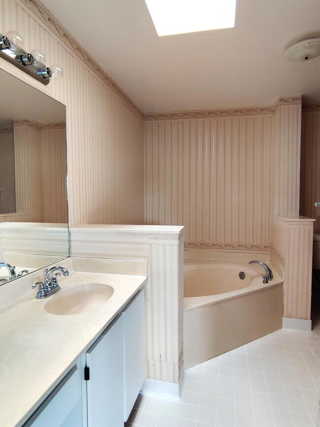 Building Photo - 1506 Lakeview Dr E