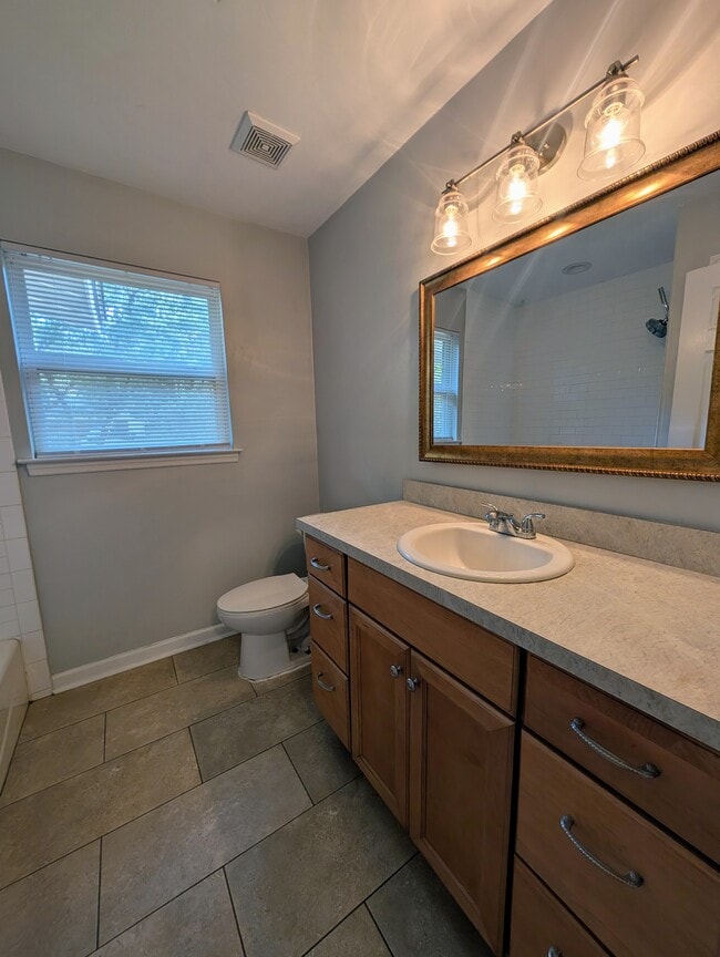 Building Photo - 2114 High Rd