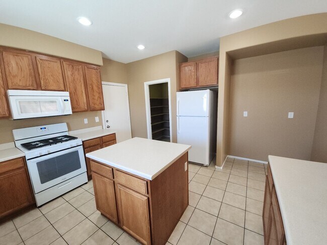 Building Photo - Beautiful detached home with fully fenced back yard.