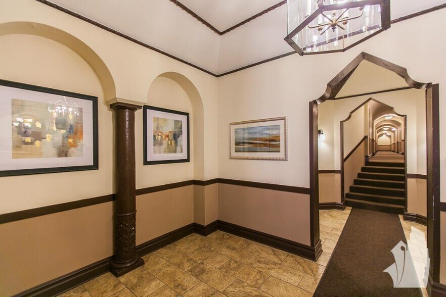 Building Photo - 411 W Roscoe St