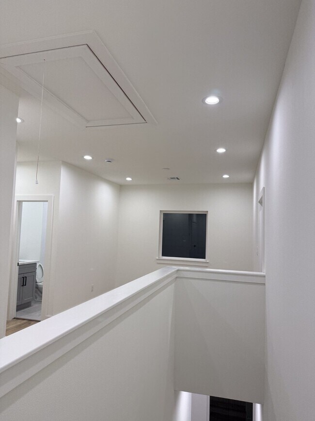 Building Photo - 9005 Comal St