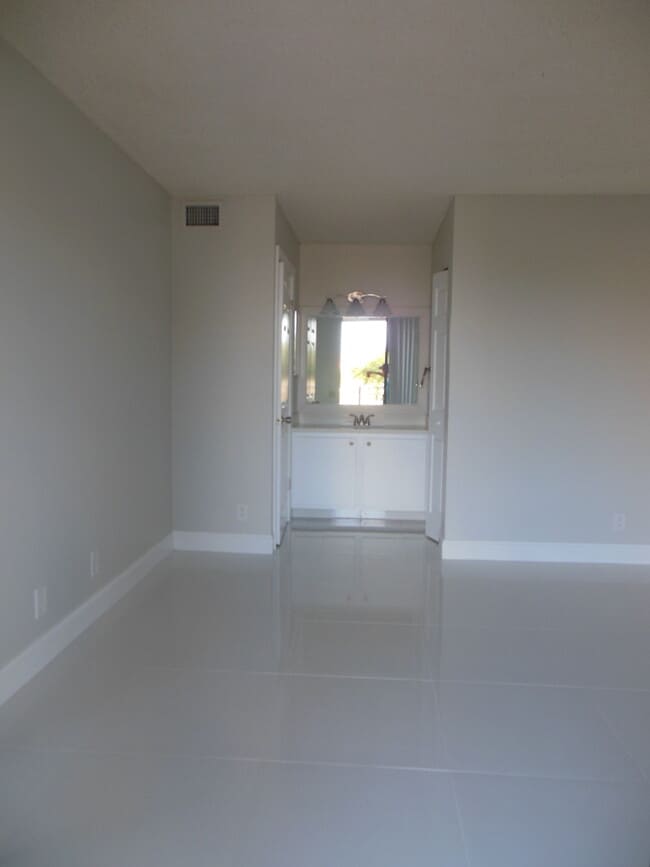 Building Photo - ONE BEDROOM ONE BATHROOM! WATERFRONT COMMUNITY!