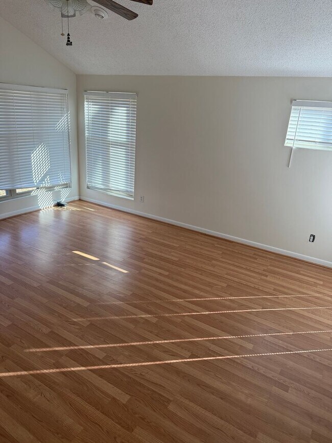 Building Photo - Adorable 2 Bedroom Off Alamance Church Road